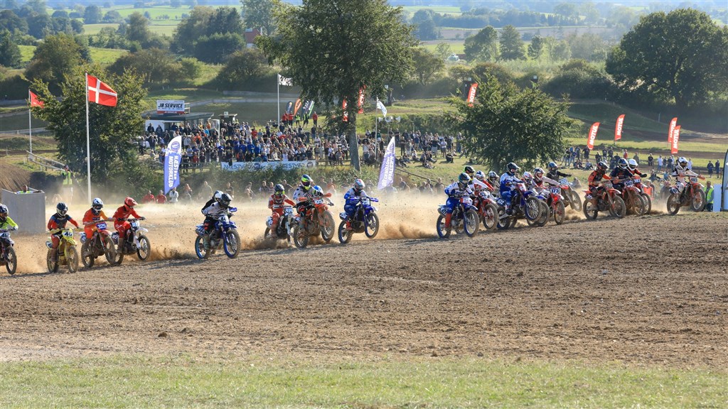 Starten går i MX2-klassen, hvor der var hård kamp om DM-guldet.
(Foto: Klaus Rasmussen)